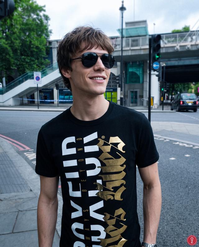 T-Shirt Manica Corta Gotica Nera E Oro